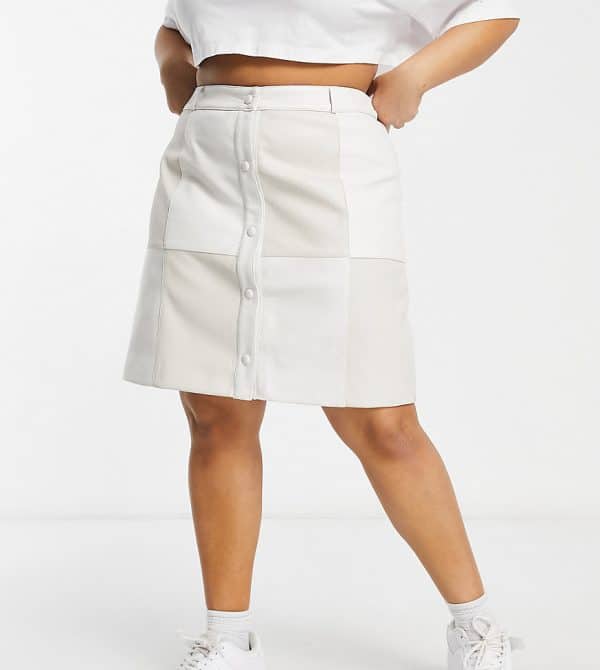 Glamorous Curve - Cremefarvet patchwork-nederdel i PU-Hvid